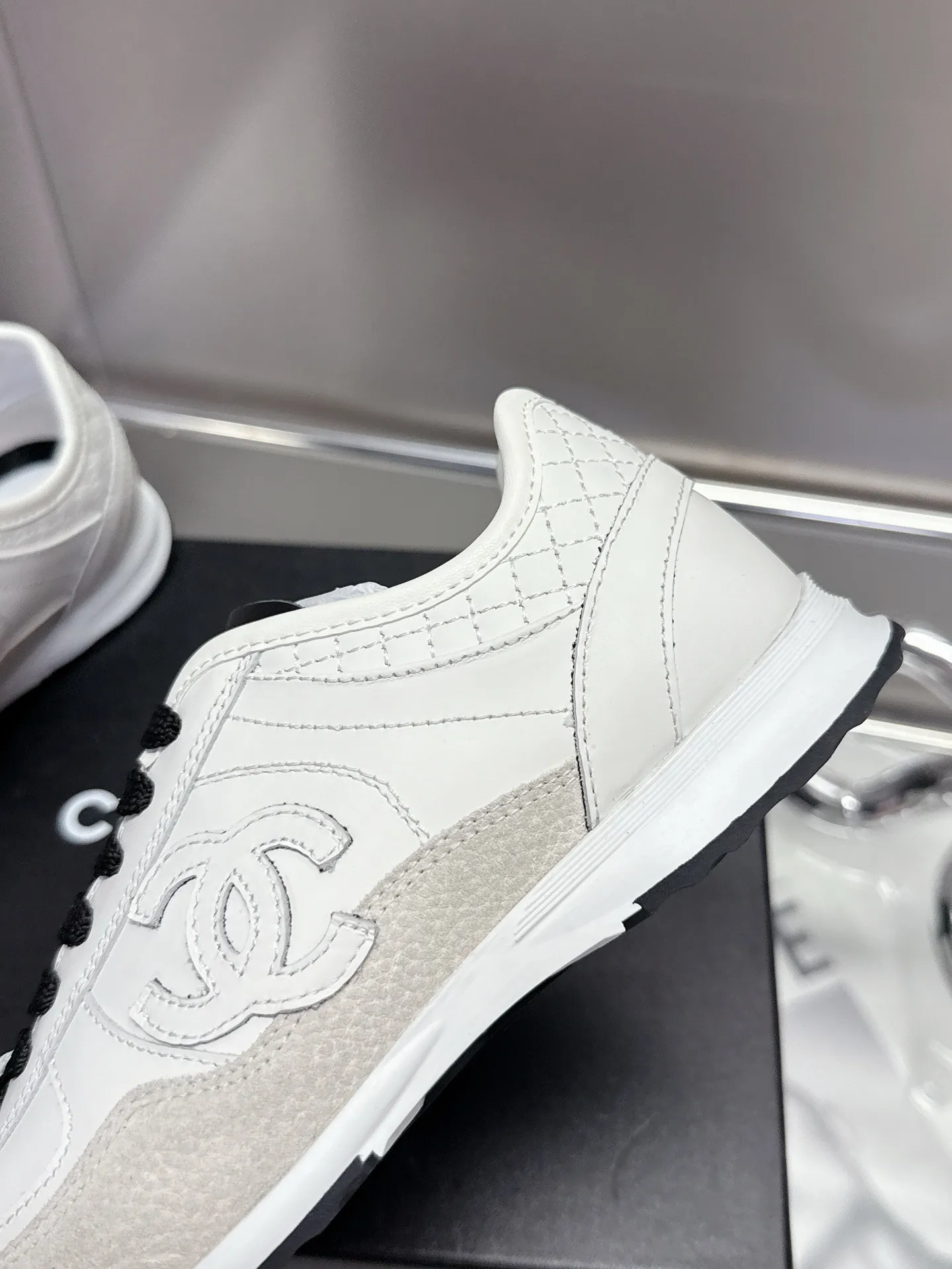 👟👟Ex-factory price 500👟👟 (size 35-40) Chanel 25p panda sneakers! It’s really out of the spotlight recently, and there’s a reason why it’s so popular! The upper is made of first-layer calfskin, with a sheepskin lining, which is breathable and comfortable. It has a full whitening effect and can easily show off your slender legs when paired with any style of clothes. Whoever wears it will look better~ The comfort level is simply amazing. Beauty and comfort coexist, and they are extremely versatile. Wearing it can easily walk ten or twenty thousand steps without any pressure, and it feels light and breathable. The classic black and white color scheme is really the best for spring and summer wear! No matter what kind of clothes you wear in daily life, you can never go wrong. You can mix and match them beautifully and look very delicate and stylish. People with wide feet don’t have to worry about making their feet look fat. Wearing it will make your feet look better. I really love this pair of shoes. Come and get a pair to make your steps more comfortable and fashionable!